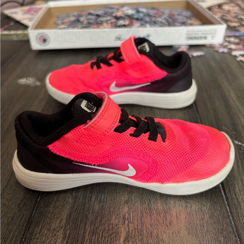 Nike Pink and Black Sneakers with Breathable Mesh - Picture 4 of 9